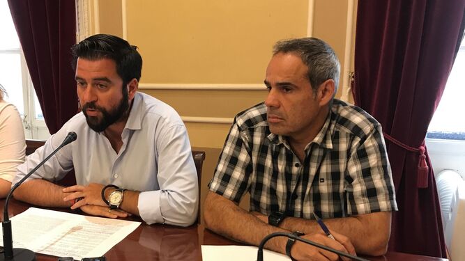 Fran González y José Pacheco, en una rueda de prensa en el Ayuntamiento.