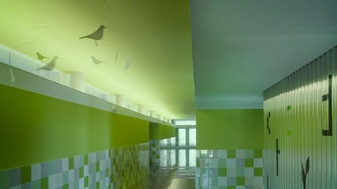 Interior del colegio donde predomina el color verde.