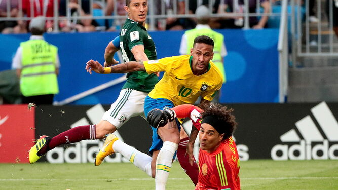 Neymar realiza la acción que finaliza en el 2-0 de Firmino.