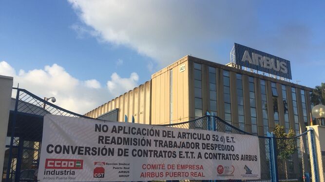 Pancarta colocada en la entrada de la factoría de Airbus en Puerto Real.