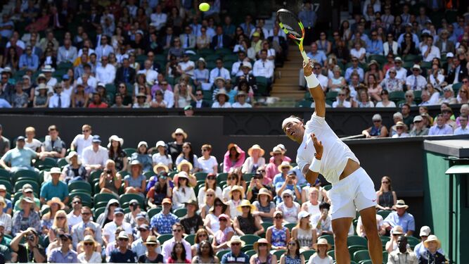 Rafael Nadal sirve una bola a Dudi Sela durante su primer partido en el torneo de Wimbledon.