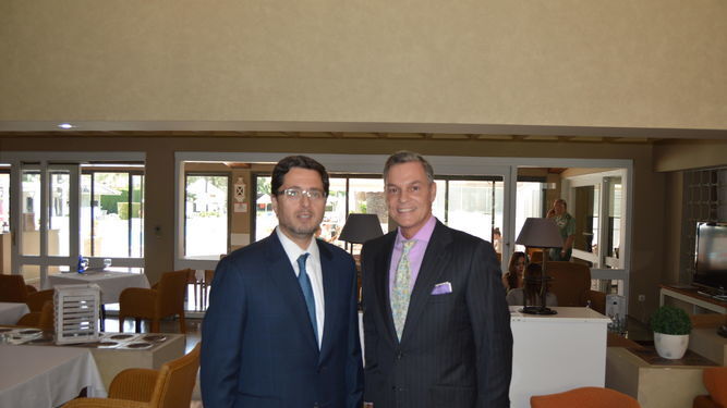 El nuevo cónsul general de Argentina, Mariano Zarazaga, con el cónsul Agustín Núñez