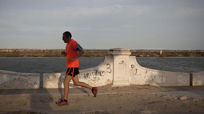 Un hombre hace deporte por el paseo de La Magdalena, zona que se remodelará al completo con la EDUSI.