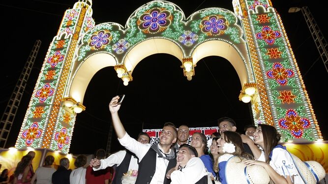 Un grupo de salineras y sus acompañantes, el año pasado, haciéndose un selfie en la portada de la Feria.