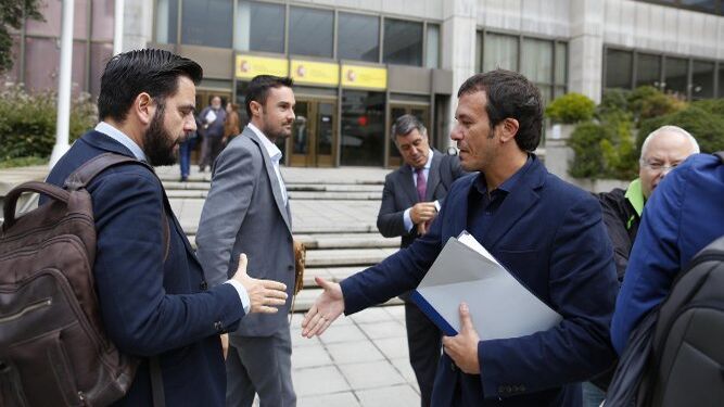 El alcalde José María González y el portavoz socialista Fran González, se saludan durante una visita a Madrid para gestionar asuntos sobre la ciudad.