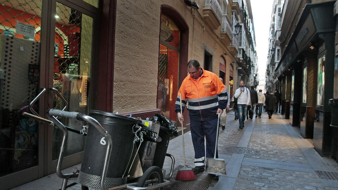 Un operario de la limpieza trabaja en una calle del casco antiguo.