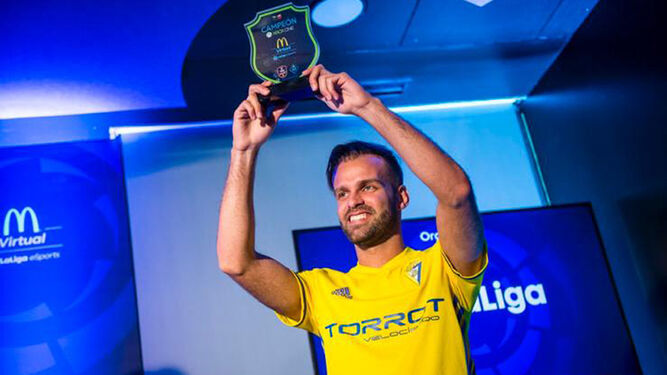 Stéfano levanta el trofeo que le acreditaba como campeón del torneo McDonald´s Virtual LaLiga eSports.
