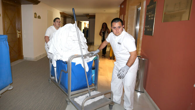 Jesús Rueda y Jesús Tocino son dos de los seis empleados que esta año forman parte de la plantilla de trabajadores del Hotel 'Barrosa Garden'.
