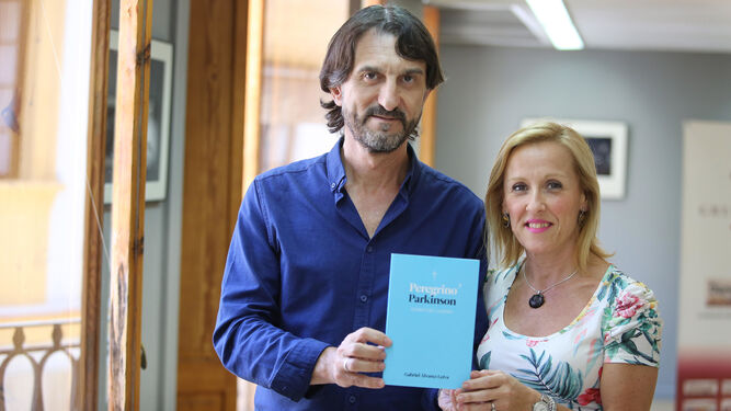 Gabriel Álvarez narra en su 'Peregrino Parkinson' sus vivencias en el Camino de Santiago junto a Carmen Martín Natera.