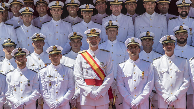 El Rey, con los 178 nuevos sargentos en la tradicional foto de familia delante del Panteón de Marinos Ilustres.