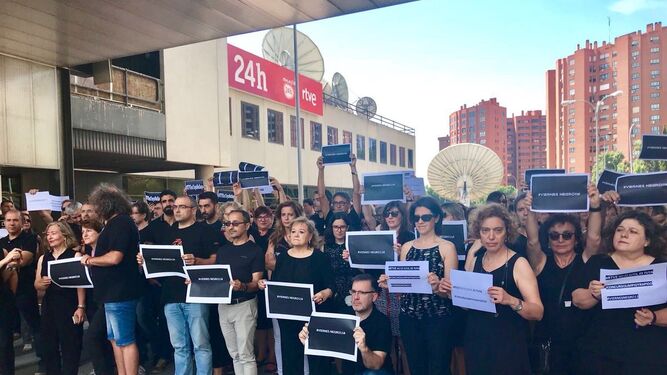 Redactores de RTVE en protesta este viernes en la puerta de Torrespaña
