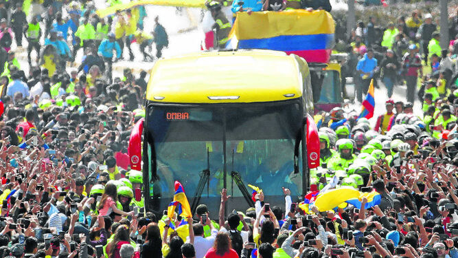 Baño de masas de la selección colombiana a su llegada a Bogotá