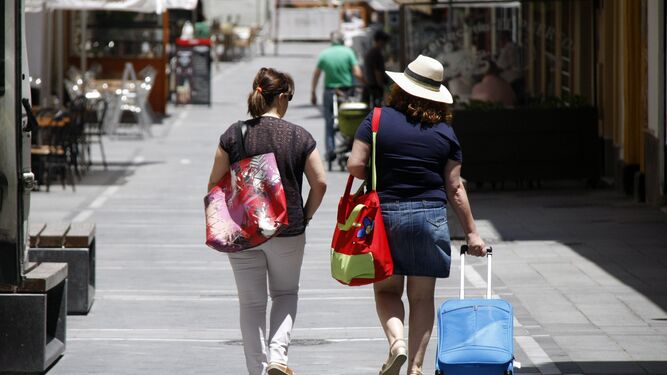 Dos turistas avanzan por la calle Misericordia, en pleno centro de la ciudad.
