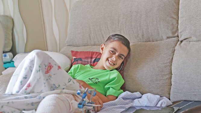 Aitor muy sonriente ayer en su casa, donde se recupera de las secuelas del accidente.