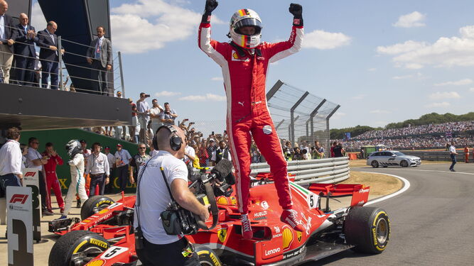 Sebastian Vettel se baja de un salto de su Ferrari tras ganar el Gran Premio de Gran Bretaña en el circuito de Silverstone.