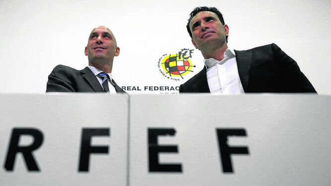Luis Rubiales, presidente de la RFEF, posa con José Francisco Molina en la presentación de este como director deportivo de la Federación.