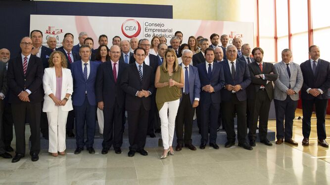 Foto de familia de la constitución del Consejo Empresarial de la CEA, ayer en Sevilla, con la presidenta Susana Díaz.