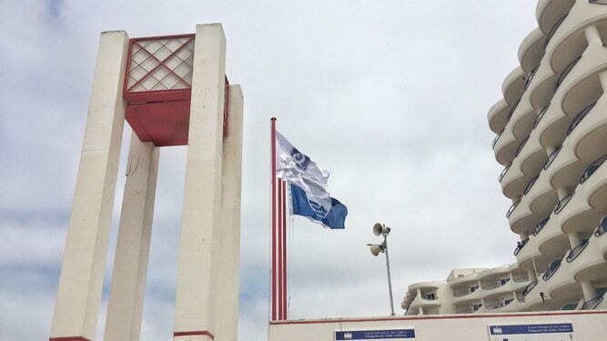 Banderas azules recién izadas en el Módulo Central de la Playa Victoria