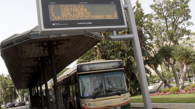 Un autobús urbano, en su parada de la plaza de España.