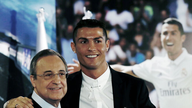 Cristiano Ronaldo junto a Florentino Pérez en la renovación de 2016.
