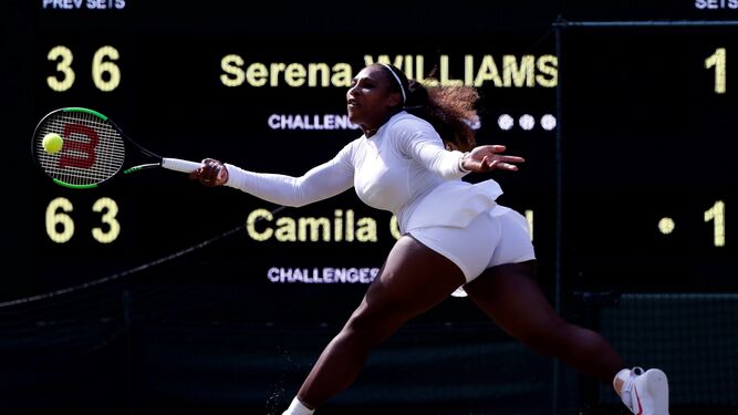 Serena Williams devuelve una bola a la italiana Camila Giorgi durante su duelo de cuartos de final.