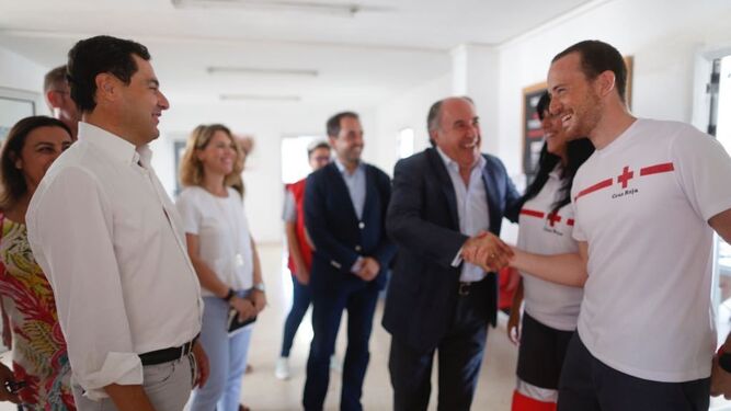 Un momento de la visita de Juanma Moreno a Cruz Roja, ayer.