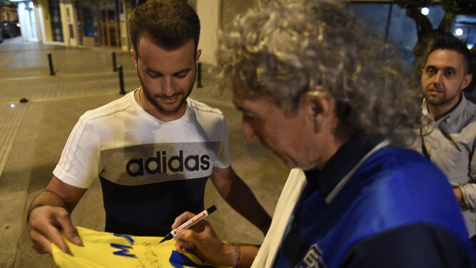 Jorge Mágico González firma un autógrafo en una camiseta a un aficionado en la puerta del hotel, pasada la una de la madrugada.