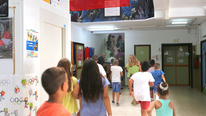 Alumnos durante la entrada a las aulas en un centro educativo de la ciudad.