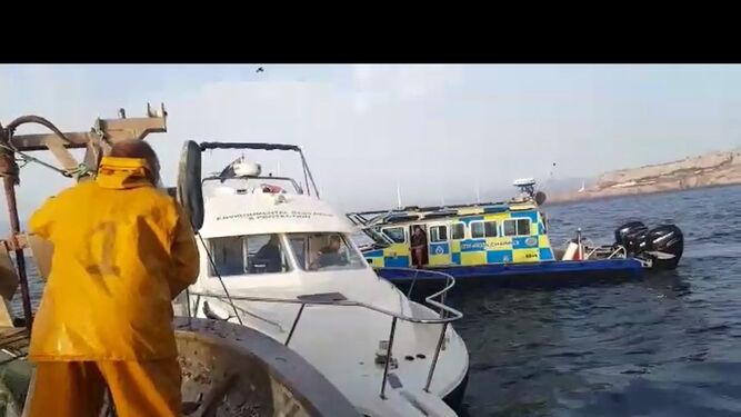 El pesquero, en presencia de una embarcación de la Policía de Gibraltar.