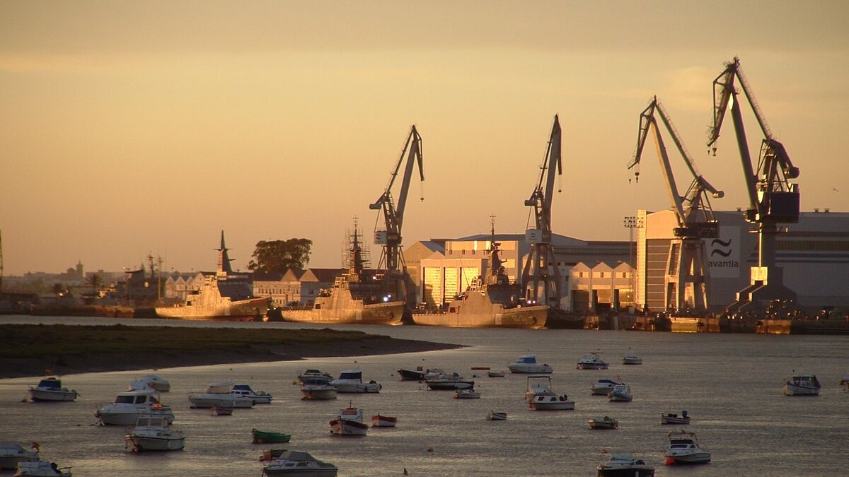 Vista general del astillero de Navantia en San Fernando, donde se construirán las cinco corbetas para Arabia Saudí.