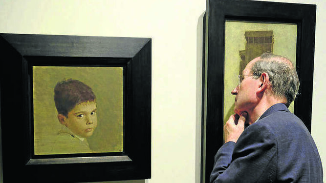 Un espectador oberva el retrato del hijo de Cortés.