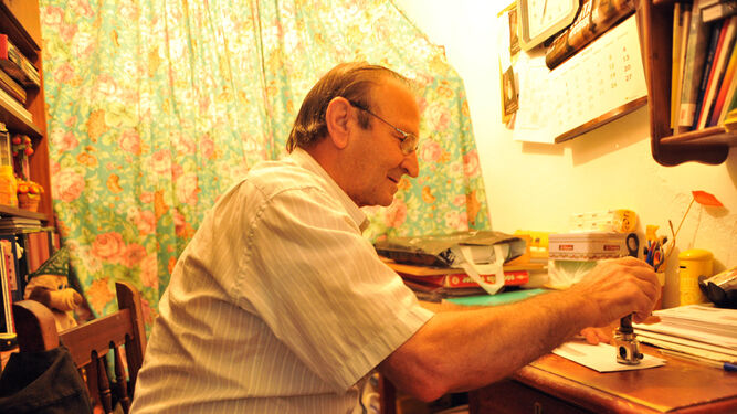 El cartero Ramón Salguero enseña el pequeño despacho que tenía en su casa, donde efectuaba su labor.