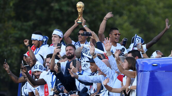 Los jugadores de Francia celebran su triunfo en los Campos Elíseos.