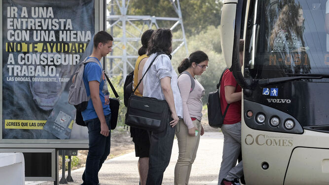 Estudiantes cogiendo el autobús en el campus de Río San Pedro.