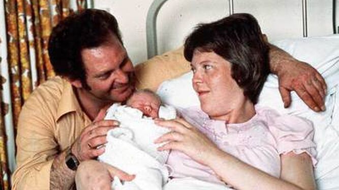 Louise Brown de bebé con su madre y su padre en Bristol, hace 40 años, el primer niño probeta.