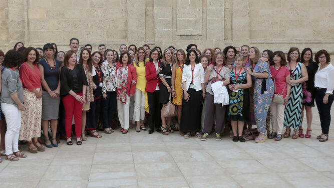 Susana Díaz, consejeras y parlamentarias celebraron con representantes de asociaciones de mujeres la aprobación de la nueva ley de violencia de género.