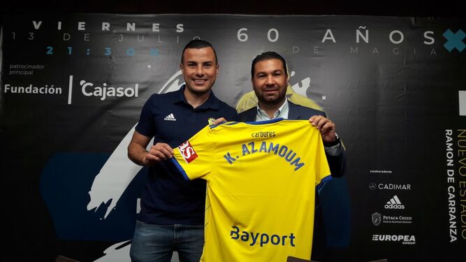 Azamoum y Cordero sostienen la camiseta del nuevo fichaje amarillo