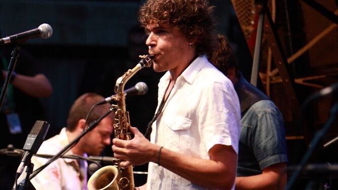 El compositor y saxofonista isleño, Antonio Lizana, actuará en la cita musical chiclanera.