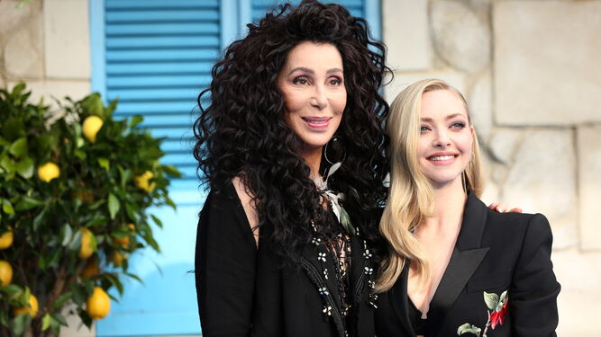 Cher posa junto a Amanda Seyfried en el estreno de Mamma Mía, en Londres.