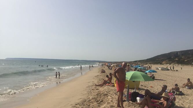 Aspecto que ofrecía ayer la playa de Zahara de los Atunes en la zona que el día anterior ensuciaba la espuma.