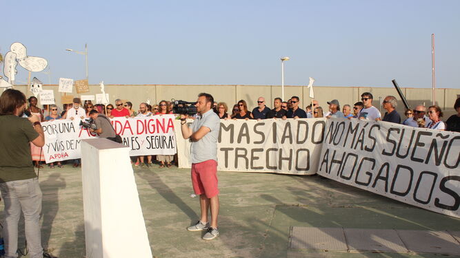 Pro Derechos Humanos de Andalucía (APDHA) organizó ayer una concentración a la entrada del puerto de Barbate.
