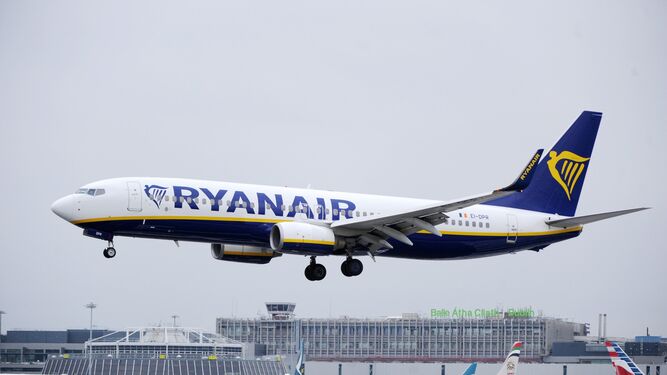 Un avión de Ryanair en pleno despegue.