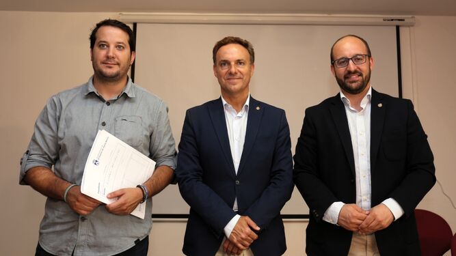 De izq. a dcha.: Antonio Fernández (Economía); el alcalde David de la Encina y el presidente del PP, Germán Beardo.