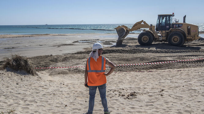 Trabajos para la reposición de arena en Camposoto, a principios de julio.