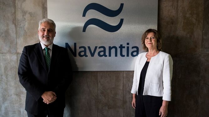La nueva presidenta, con su antecesor en el cargo, ayer como muestra de una "transición ordenada en la Presidencia de Navantia".