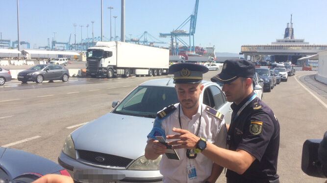 Dos agentes en el puerto de Algeciras durante el desarrollo de la operación Minerva'18