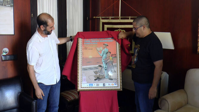 El alcalde, Antonio Romero, acompañó al autor del cartel, Juan Luis Rincón, en la presentación oficial.