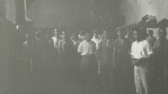 Presos republicanos en el Castillo de Santiago, en Sanlúcar, fotografiados en septiembre de 1936 por un oficial alemán.