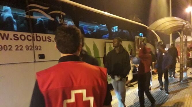 Los migrantes bajan del autobús que les llevó a Cádiz desde Algeciras.