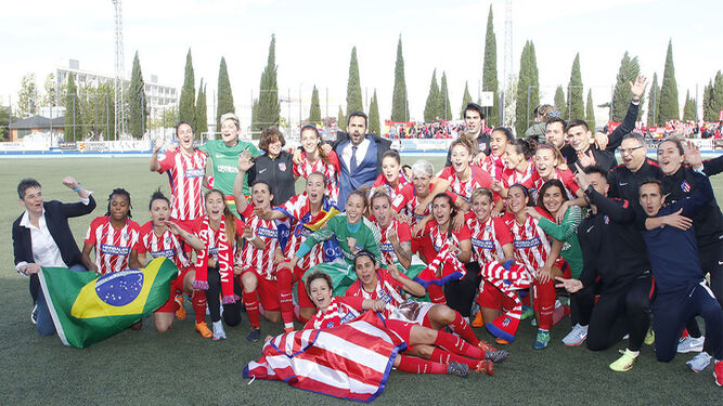 Las jugadoras del Atlético de Madrid celebran el título de liga conseguido la pasada temporada.